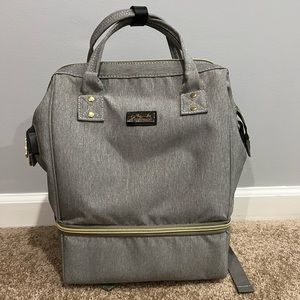 Breast pump backpack with insulated bottom